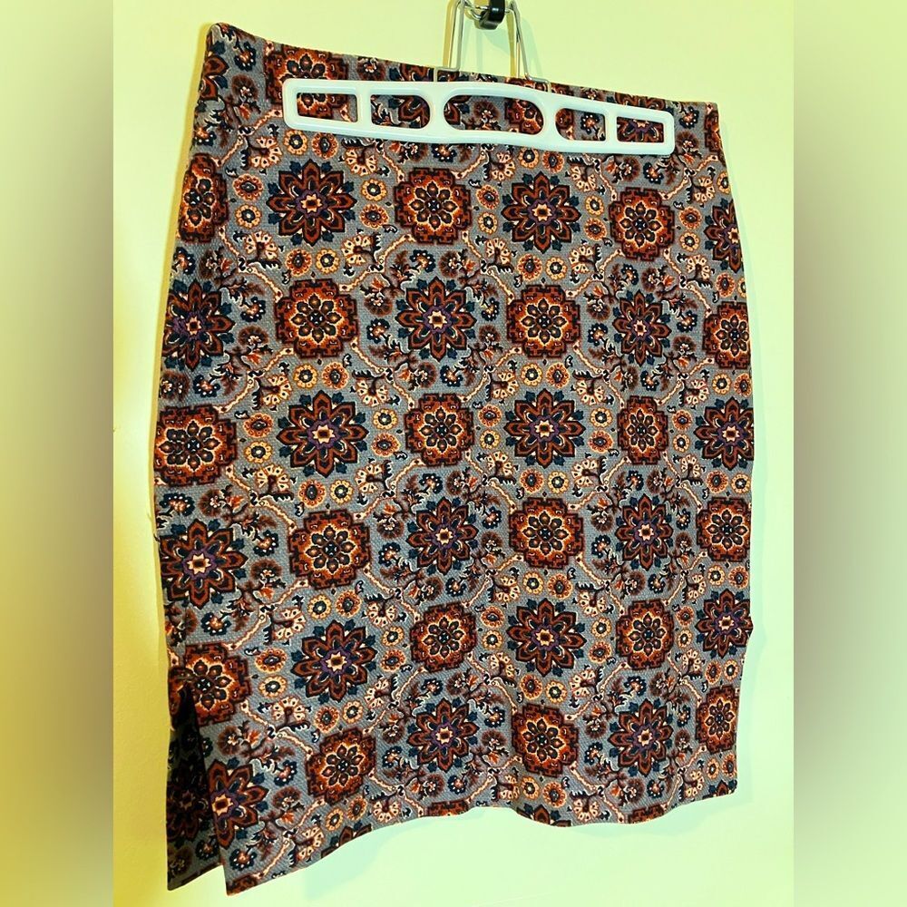 Beautiful Loft, tapestry mini skirt, with a slit on both sides. Women’s size 4P.
